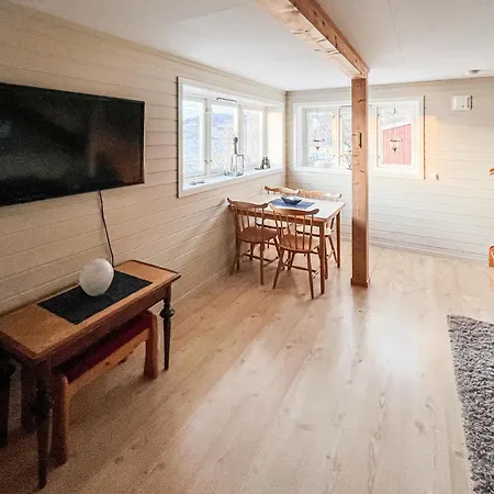 2 Bedroom Awesome In Vanvikan Feriehus Vannvikan