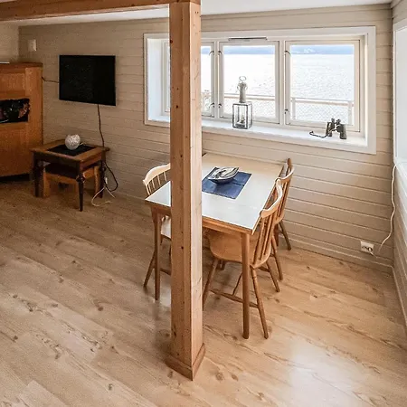 2 Bedroom Awesome In Vanvikan Casa de Férias *