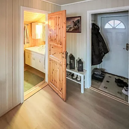 2 Bedroom Awesome In Vanvikan Casa de Férias