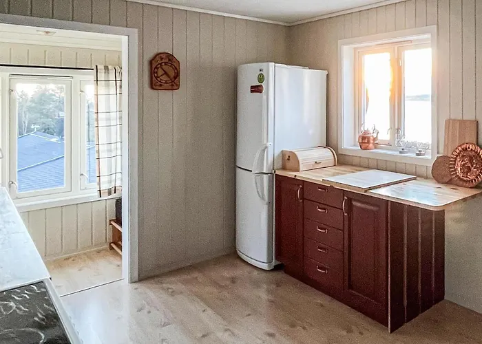 2 Bedroom Awesome In Vanvikan Semesterbostad Vannvikan
